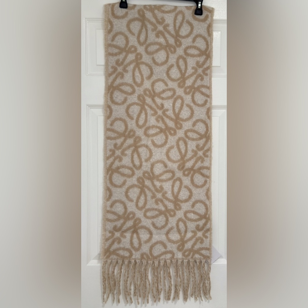 Fringed fuzzy jacquard-knit scarf